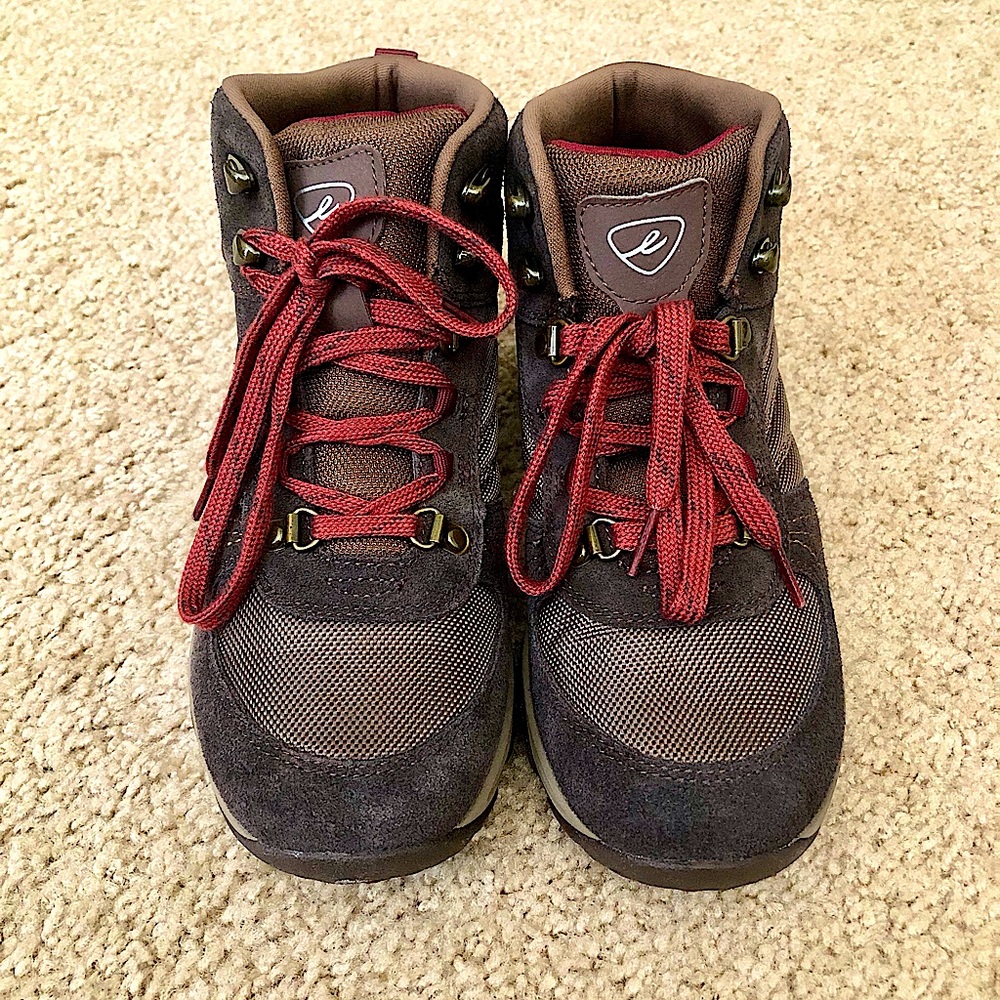 Easy Sprit “Evienne” lace up hiking boot. Size 9.5 M. New w/out Box